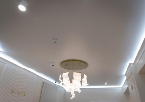 Как выбрать натяжной потолок под стиль интерьера: советы дизайнера